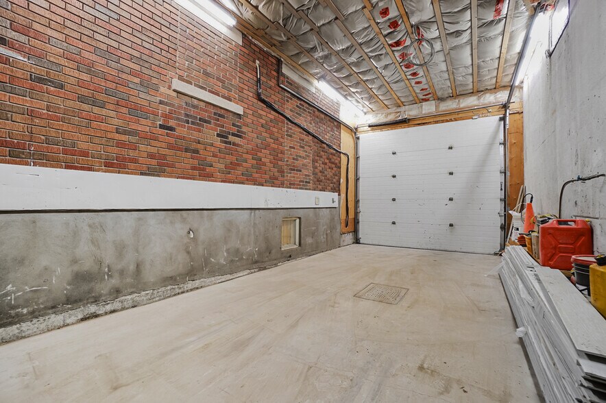 More Photos Of 1335 Boul Sainte-Foy, Longueuil Freestanding For Sale