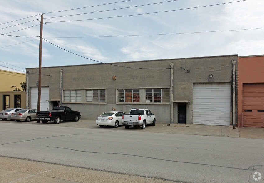 Primary Photo Of 1018-1022 Dragon St, Dallas Distribution For Sale