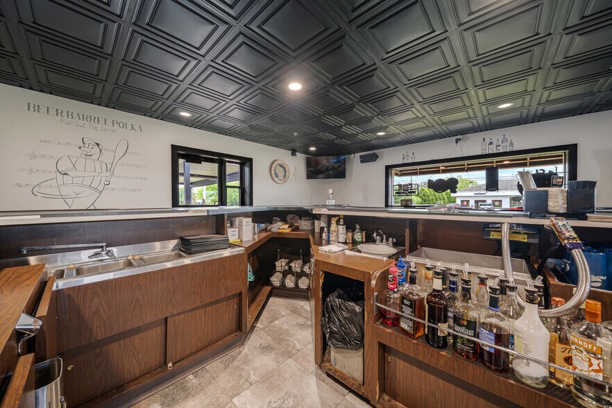 More Photos Of 689 Broadway, Berlin Restaurant For Sale