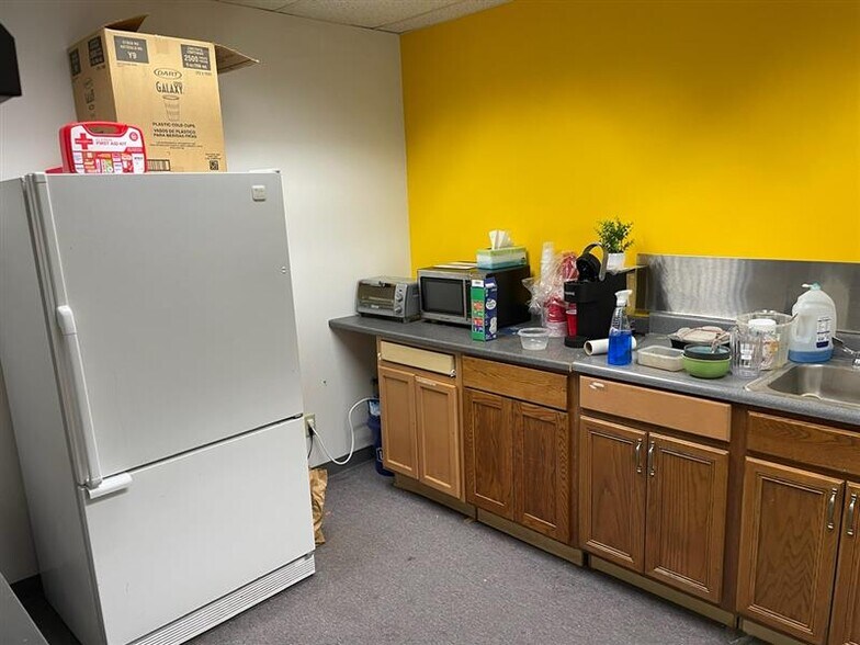 More Photos Of 709 Erie Blvd W, Syracuse Office For Lease