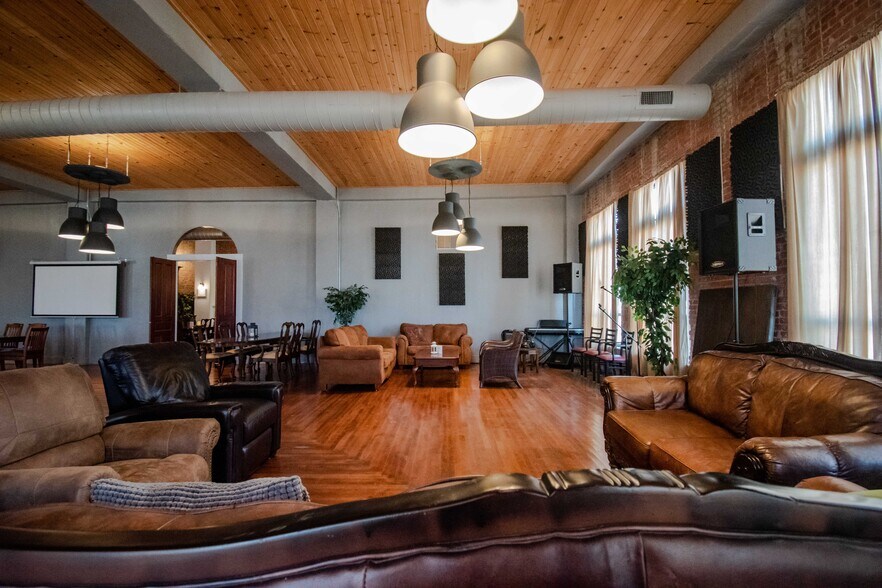 More Photos Of 322 E Don Tyler Ave, Dewey Storefront For Sale