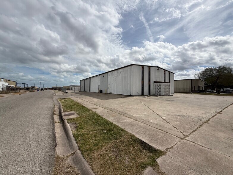 More Photos Of 218 Centaurus Dr, Corpus Christi Warehouse For Lease