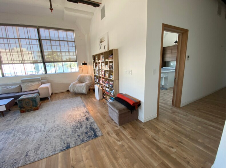 More Photos Of 405 Towne Ave, Los Angeles Showroom For Sale