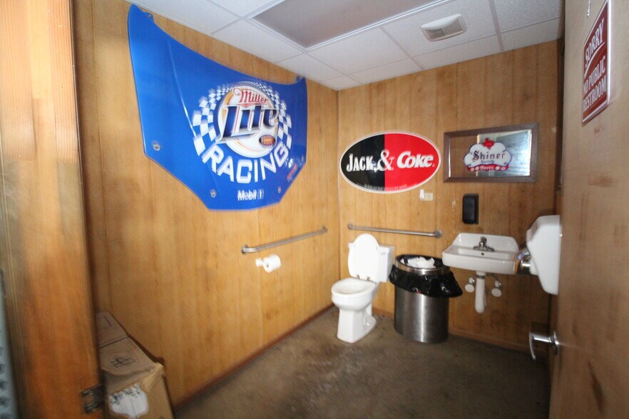 More Photos Of 503 S 5th St, Goree General Retail For Sale