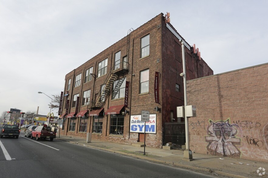 More Photos Of 18 Oliver St, Newark Office For Lease