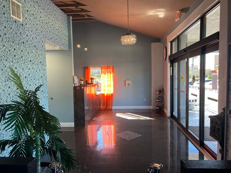 More Photos Of 44199 Highway 27 N, Davenport Hotel For Lease