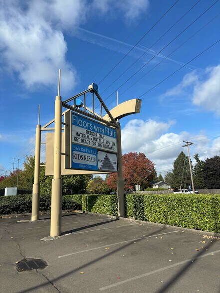 More Photos Of 2820 SE 58th Ct, Hillsboro Showroom For Lease