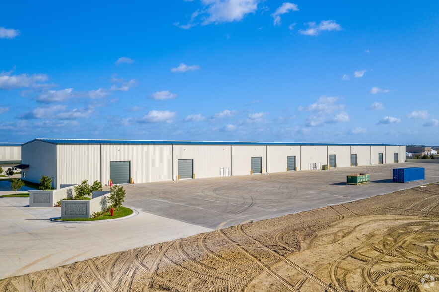 More Photos Of 16140 Lee Rd, Fort Myers Manufacturing For Lease