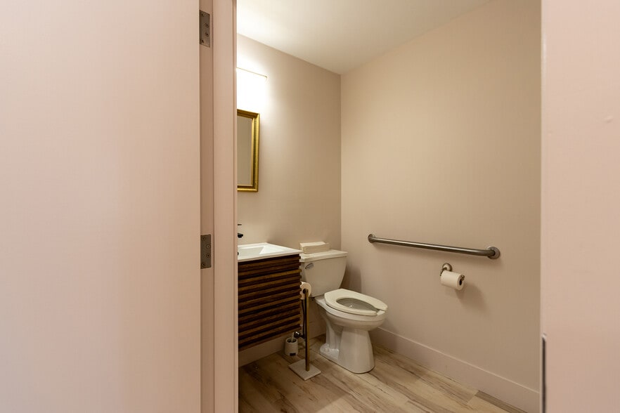 More Photos Of 166 Albany Ave, Kingston Medical For Lease