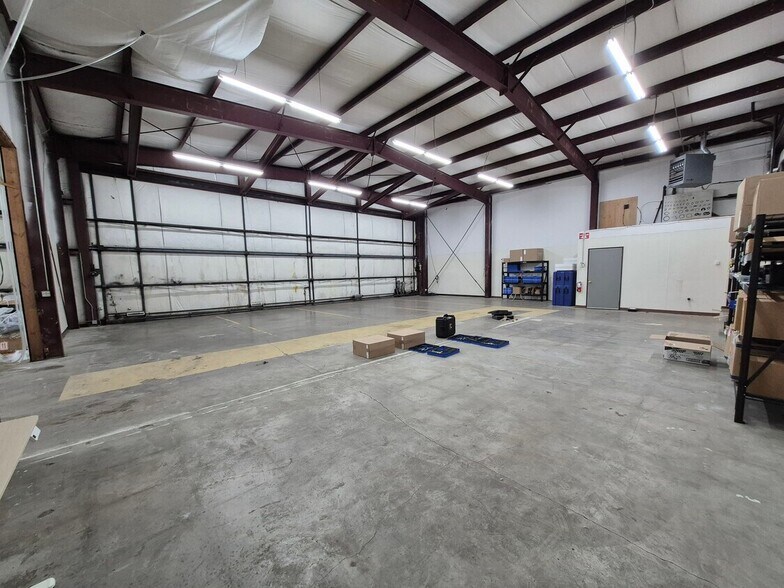 More Photos Of 15426 Airport Dr, Burlington Airplane Hangar For Lease