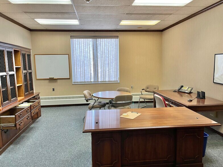 More Photos Of 1401 W Center St, Warsaw Light Distribution For Sale