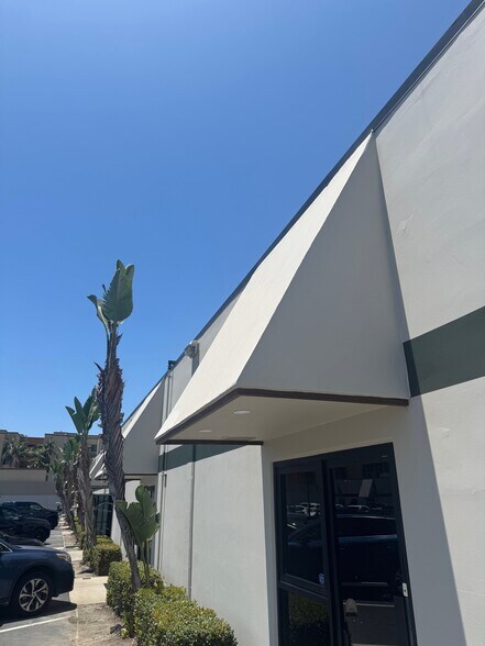 More Photos Of 2650-2676 S Grand Ave, Santa Ana Warehouse For Lease