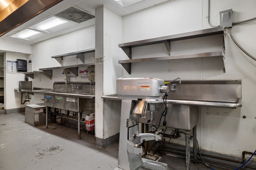 More Photos Of 1156-1160 N Highland Ave, Los Angeles Storefront Retail Residential For Lease