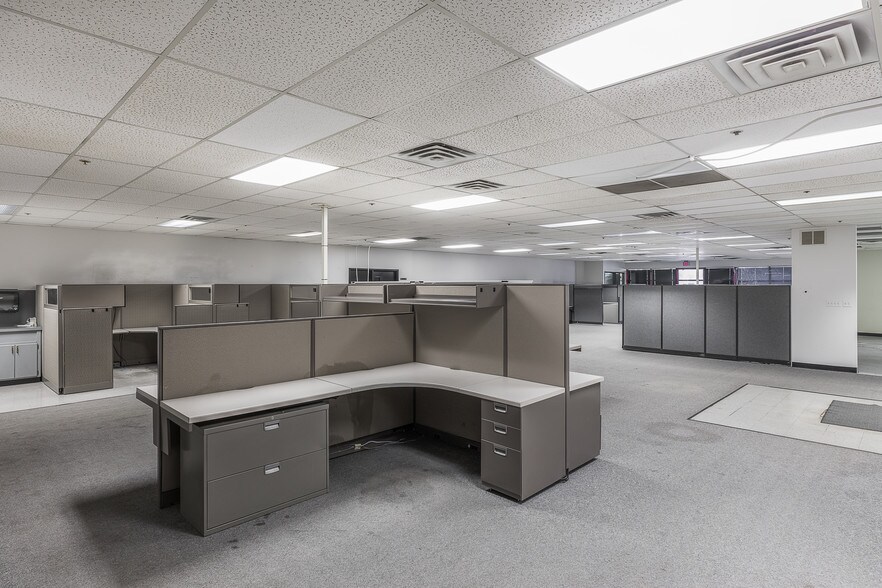 More Photos Of 1202 Thomas Beck Rd, Des Moines Flex For Lease