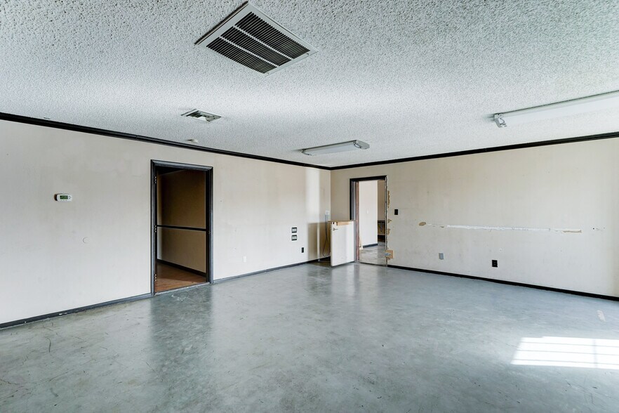 More Photos Of 6721 N Black Canyon Fwy, Phoenix Office Residential For Sale