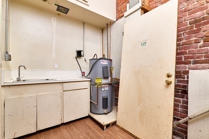 More Photos Of 910 2nd St, Sacramento Bar For Sale