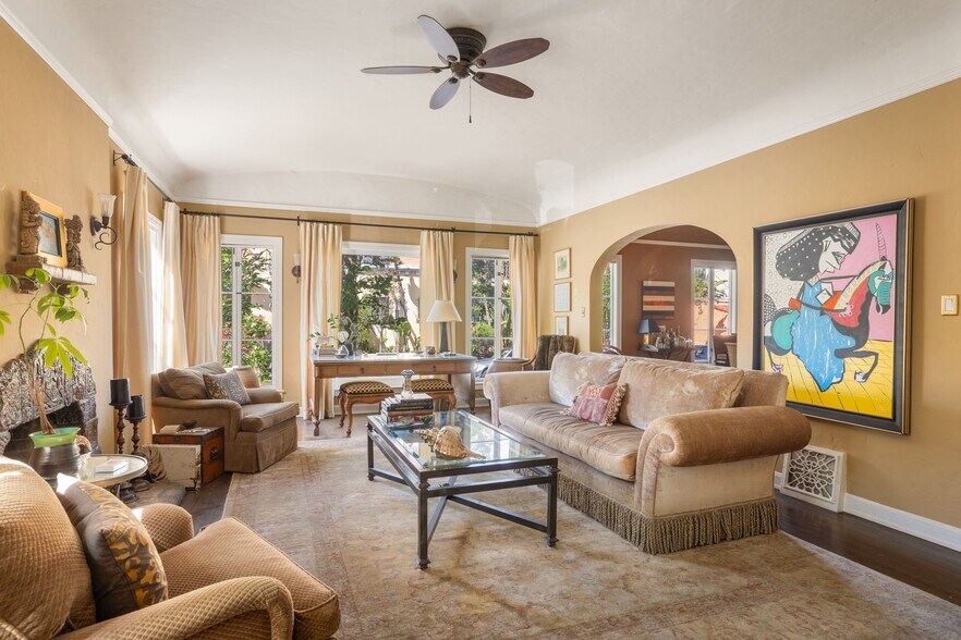 More Photos Of 366 N Sycamore Ave, Los Angeles Apartments For Sale