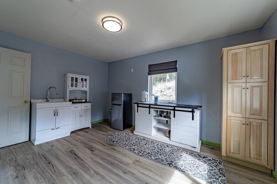 More Photos Of 55 Myers Ave, Myers Flat Manufacturing For Sale