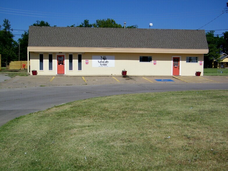 More Photos Of 604 N Van Buren St, Enid Freestanding For Sale