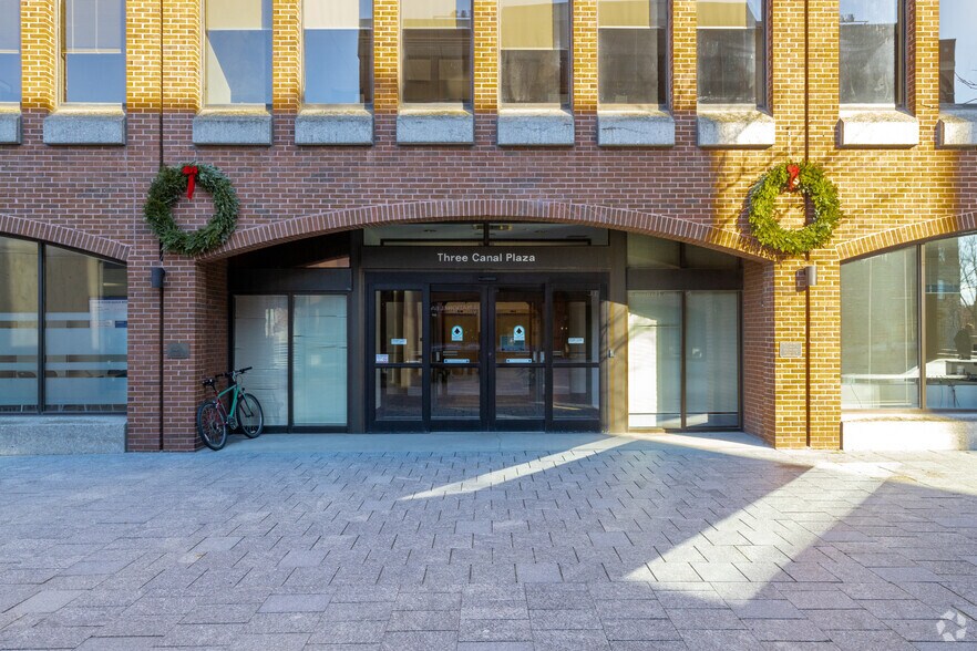 More Photos Of 190 Middle Rd, Portland Office For Lease