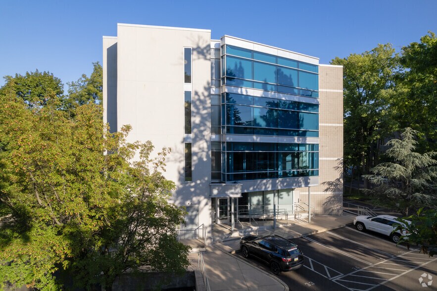 More Photos Of 1021-1031 Old York Rd, Abington Medical For Lease