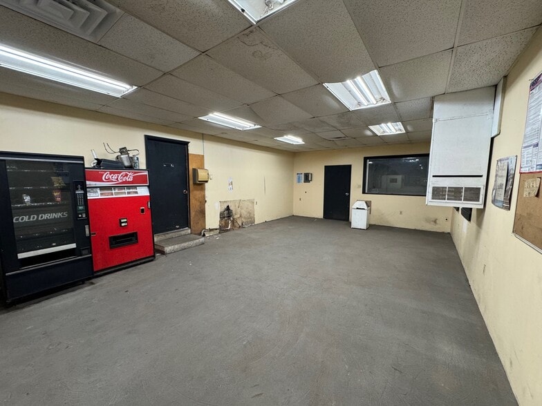 More Photos Of 1025 Winchester Ave, Kansas City Warehouse For Lease