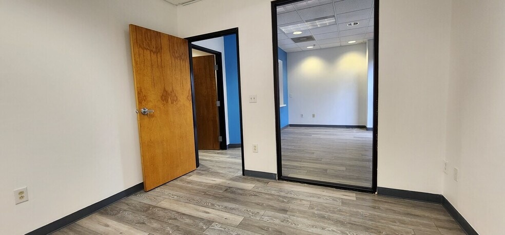 More Photos Of 7678 E Greenway Rd, Scottsdale Light Distribution For Lease