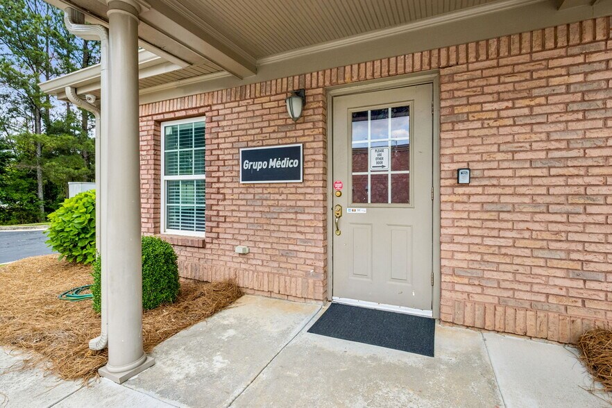 More Photos Of 4225 S Lee St, Buford Freestanding For Sale