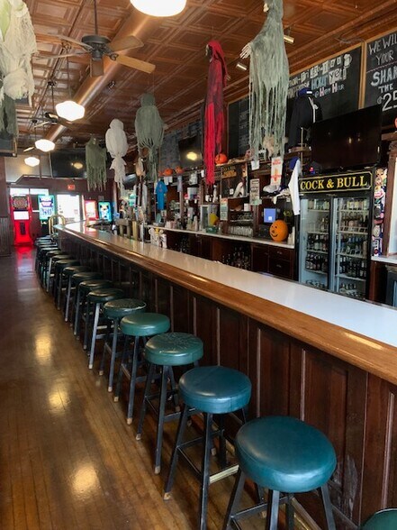 More Photos Of 1237 Main St, Green Bay Bar For Sale