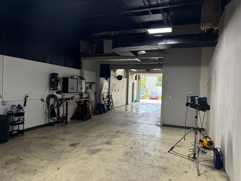 More Photos Of 9205 Swanson Blvd, Clive Light Manufacturing For Lease