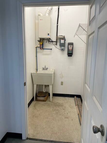 More Photos Of 813 Joe Black Rd, Williamston Warehouse For Lease