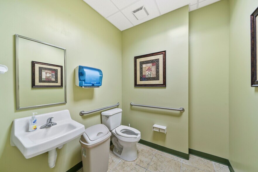 More Photos Of 11602 Lake Underhill Rd, Orlando Flex For Lease