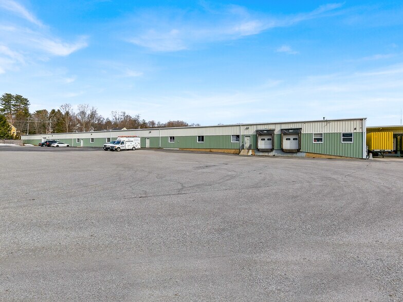 More Photos Of 16 Swamscott St, Newfields Warehouse For Lease