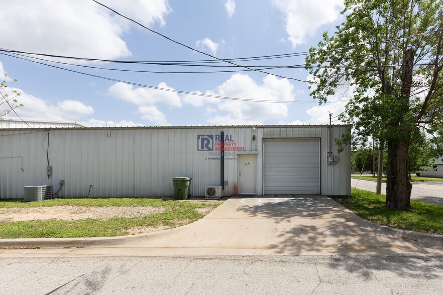 More Photos Of 1201 Barnard Street, Glen Rose Office For Lease