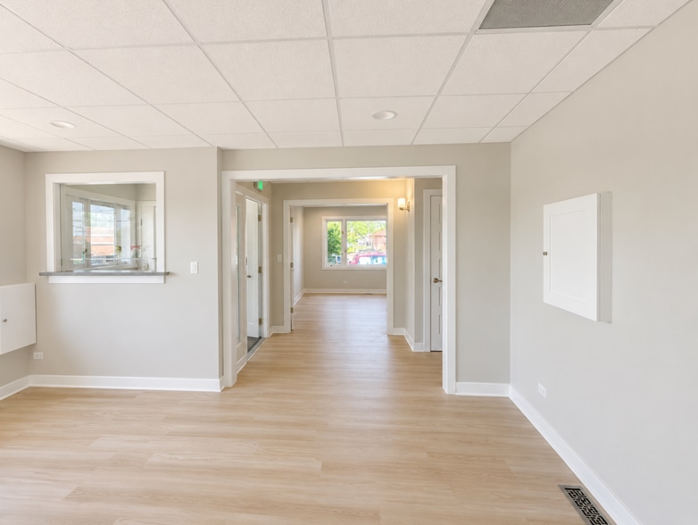 More Photos Of 75 E Division St, Mundelein Office Residential For Lease