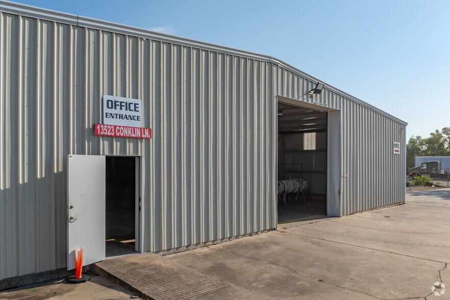 More Photos Of 13523 Conklin Ln, Houston Warehouse For Lease