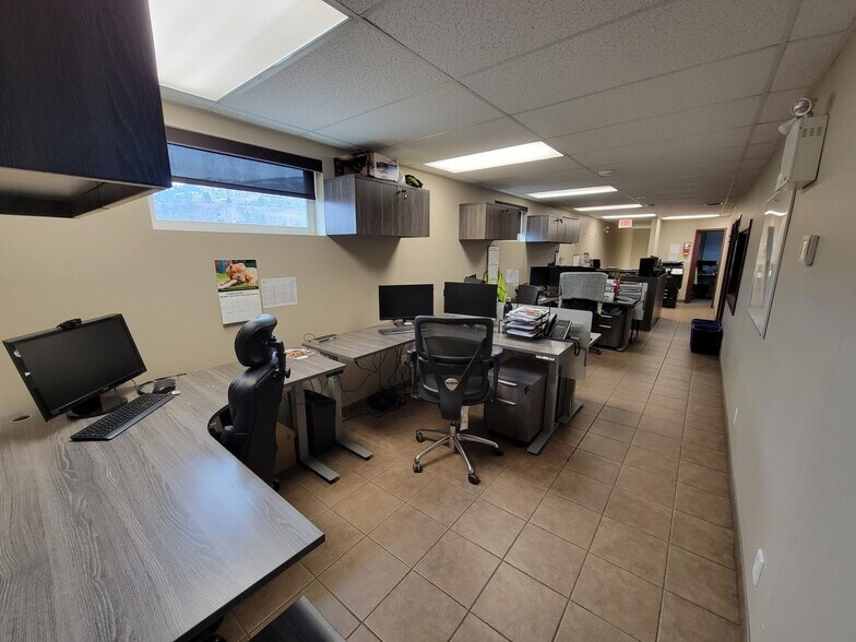 More Photos Of 559 Okanagan Av E, Penticton Manufacturing For Sale