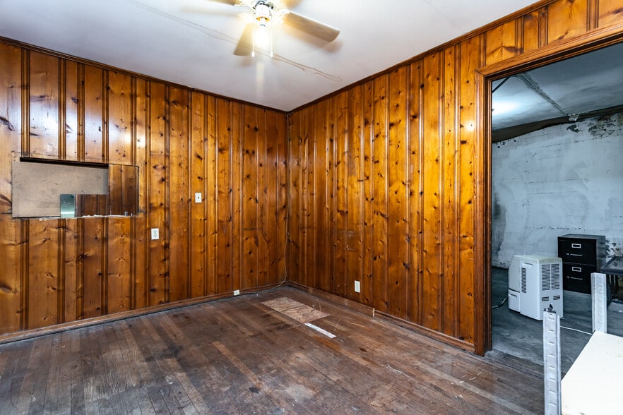 More Photos Of 2726 E Broadway, Alton Flex For Sale