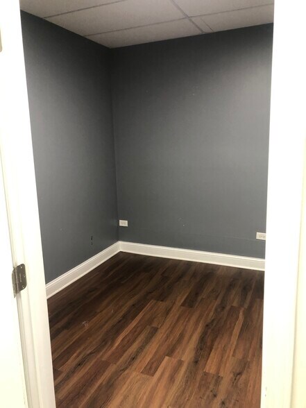 More Photos Of 417 Railroad Ave, Round Lake Freestanding For Lease