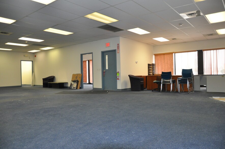 More Photos Of 3 Townline Cir, Rochester Showroom For Lease