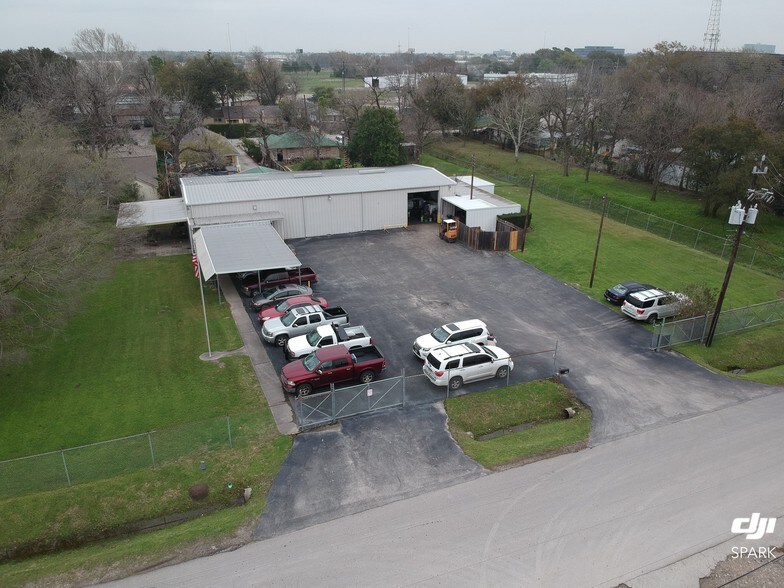 More Photos Of 13906 Packard St, Houston Warehouse For Lease