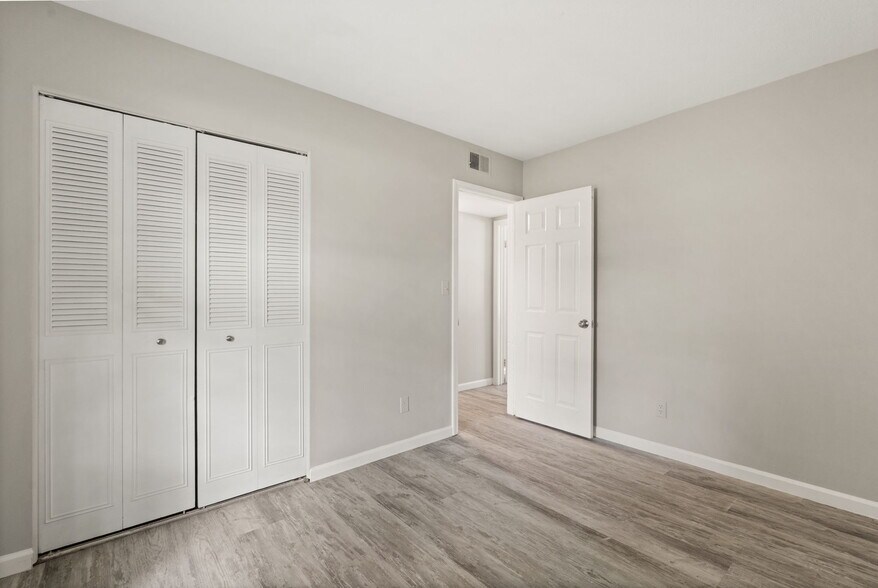 More Photos Of 815-817 Lancelot ct, Jeffersonville Multifamily For Sale
