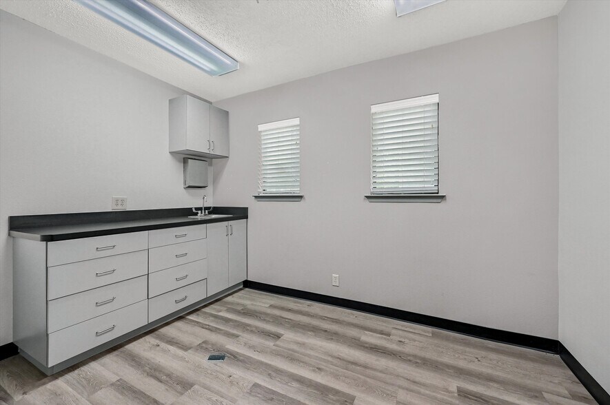 More Photos Of 815 Pecan Grove Rd E, Sherman Medical For Sale