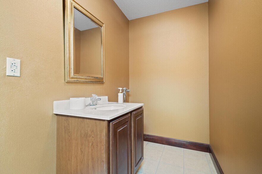 More Photos Of 16255 Aviation Loop Dr, Brooksville Manufacturing For Lease