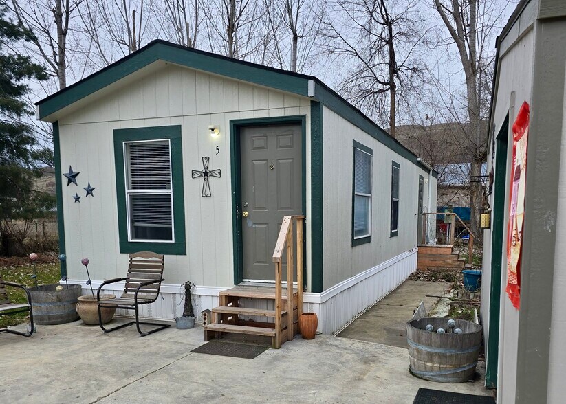 More Photos Of 111 Adams St, Horseshoe Bend Multifamily For Sale