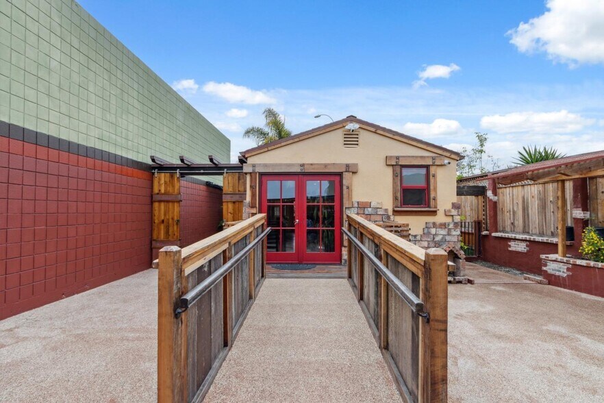 More Photos Of 1637 Del Monte Blvd, Seaside Storefront For Sale
