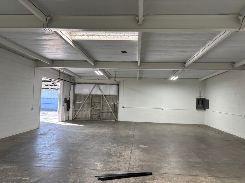 More Photos Of 1428 W South Central Park Ave, Anaheim Warehouse For Lease