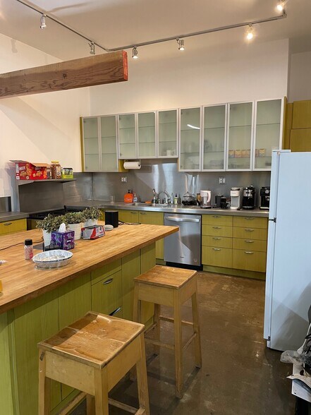 More Photos Of 12031 Jefferson Blvd, Culver City Warehouse For Lease