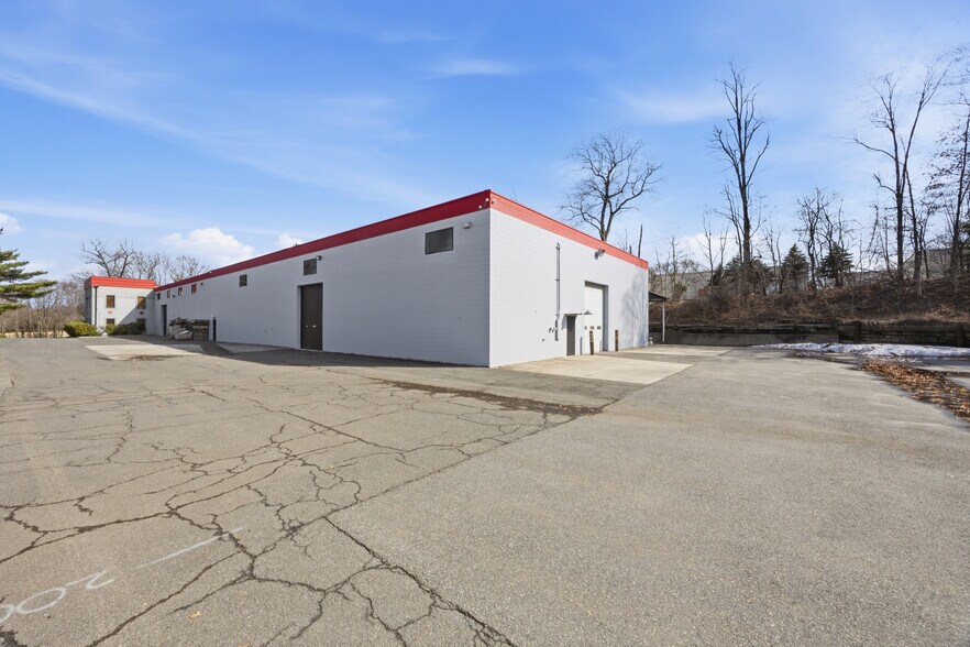 More Photos Of 173 Amboy Rd, Morganville Warehouse For Lease