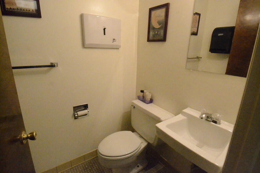 More Photos Of 400 Gidney Ave, Newburgh Medical For Sale